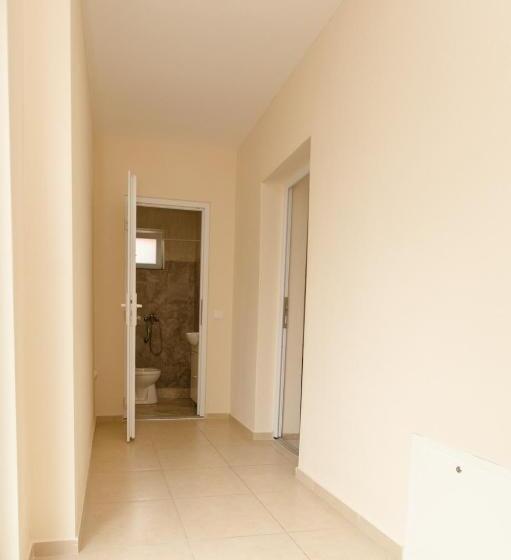 اتاق ساده سه نفره, Casa Gimi