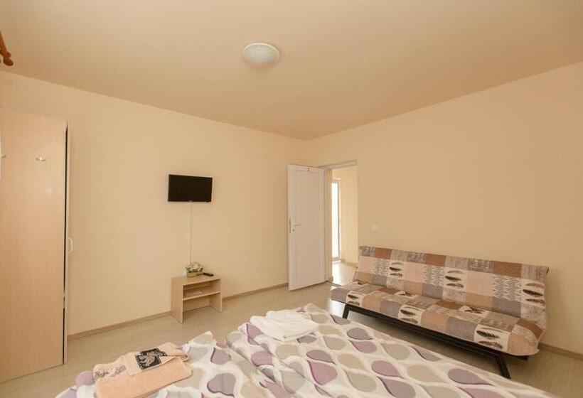 اتاق ساده سه نفره, Casa Gimi