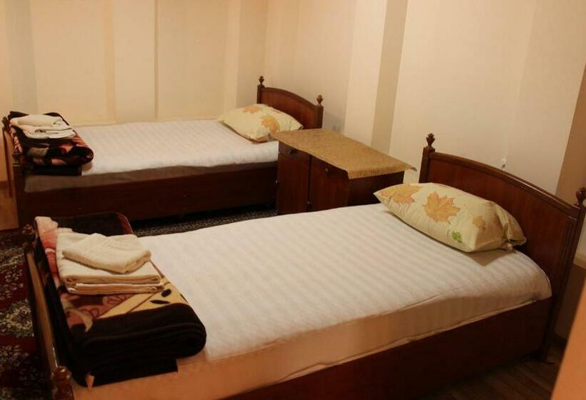 غرفة قياسية, Nazira & Azizbek 2