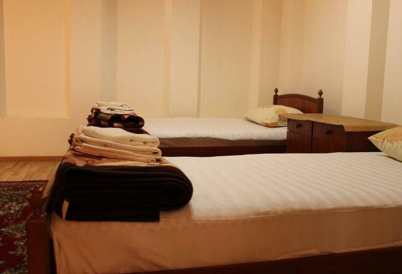 غرفة قياسية, Nazira & Azizbek 2