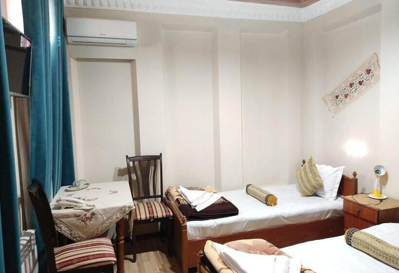 غرفة قياسية, Nazira & Azizbek 2