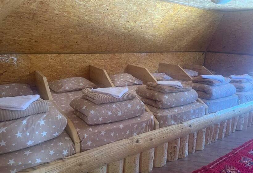 تختخواب در اتاق مشترک, Pinetrees Lodge