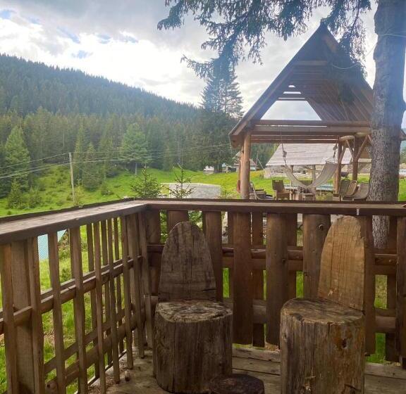 کلبه ییلاقی, Pinetrees Lodge