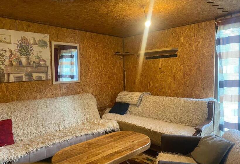 کلبه ییلاقی, Pinetrees Lodge