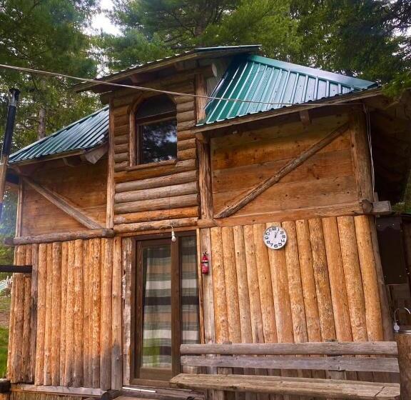 کلبه ییلاقی, Pinetrees Lodge