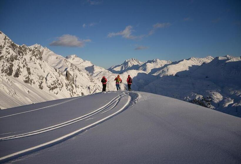 تختخواب در اتاق مشترک, Pinetrees Lodge