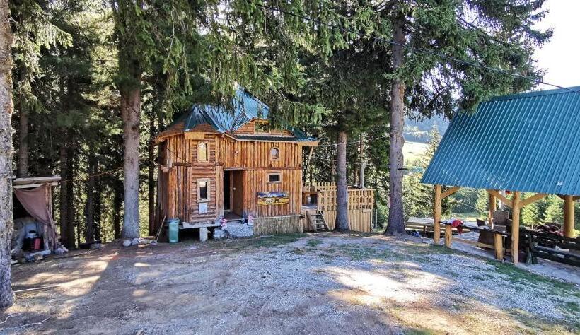 کلبه ییلاقی, Pinetrees Lodge