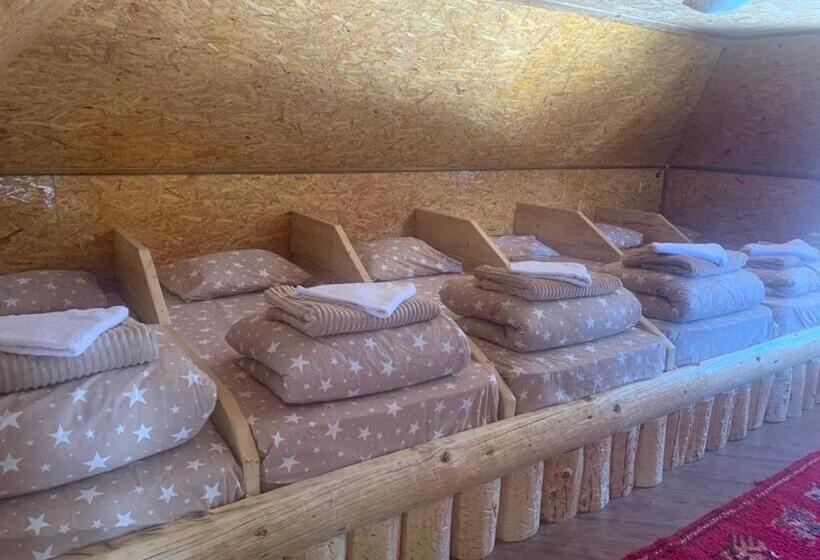 کلبه ییلاقی, Pinetrees Lodge