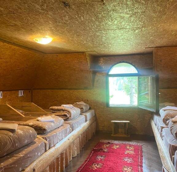 کلبه ییلاقی, Pinetrees Lodge