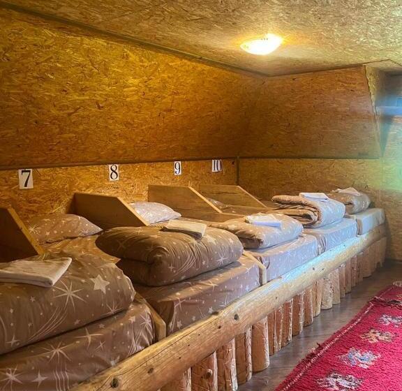 کلبه ییلاقی, Pinetrees Lodge