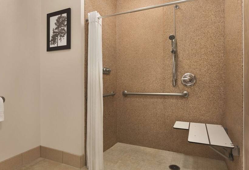 جناح, Spark By Hilton Redlands