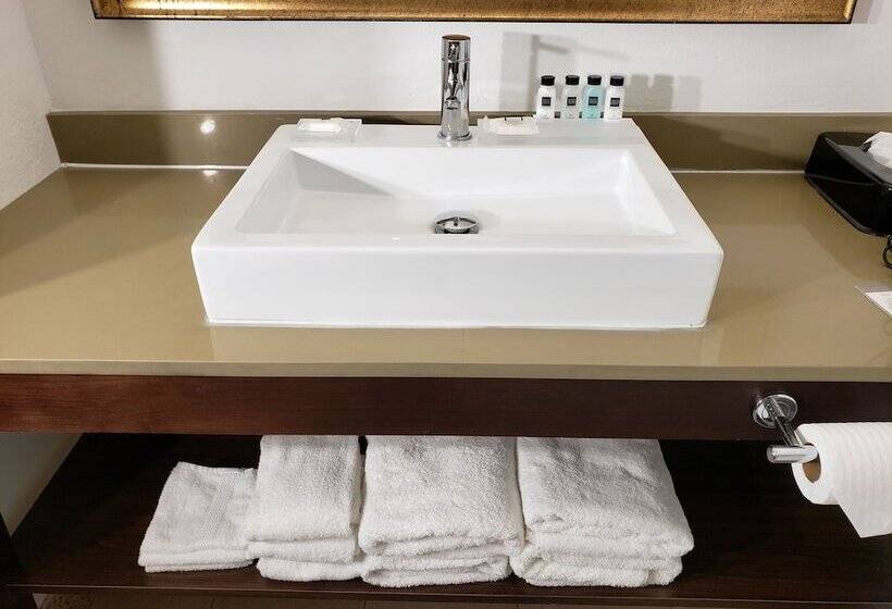 جناح, Spark By Hilton Redlands