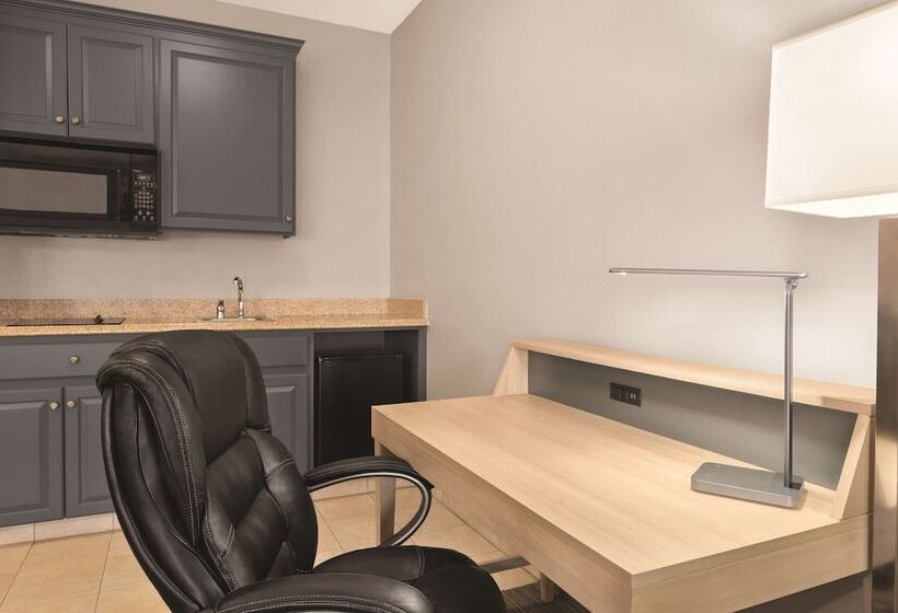 جناح, Spark By Hilton Redlands