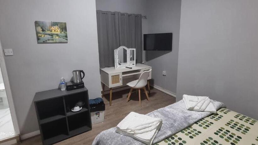 デラックストリプルルーム, Elstree Inn