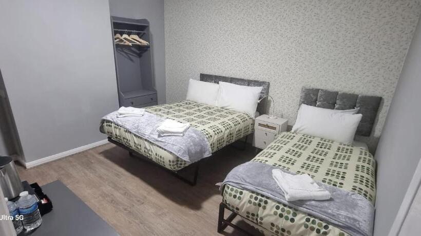 デラックストリプルルーム, Elstree Inn