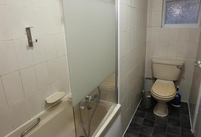 デラックストリプルルーム, Elstree Inn