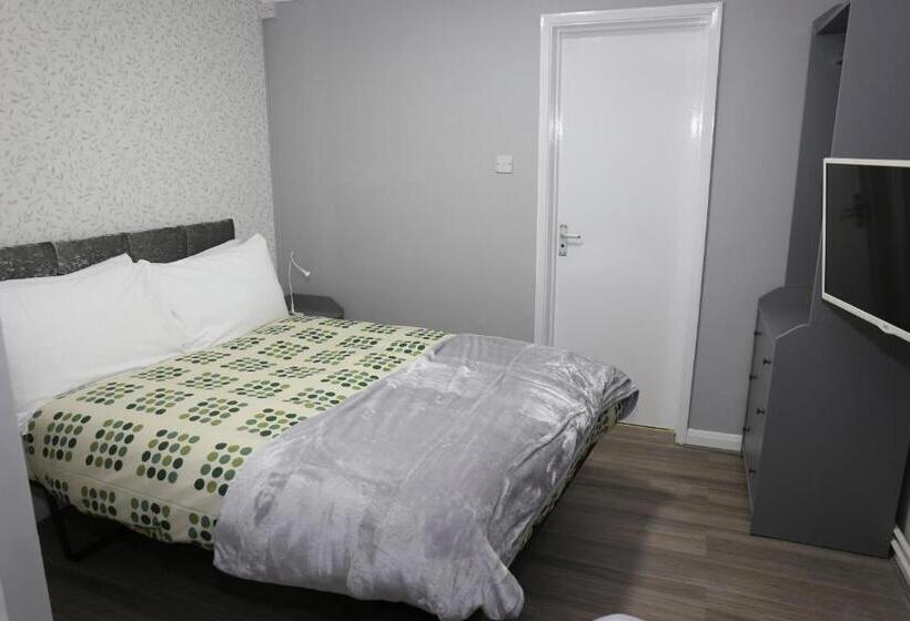 バスルーム共有のトリプルスタンダード, Elstree Inn