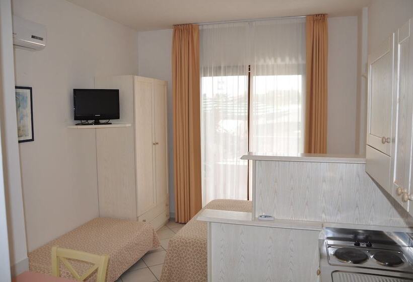 标准工作室, Palm Village