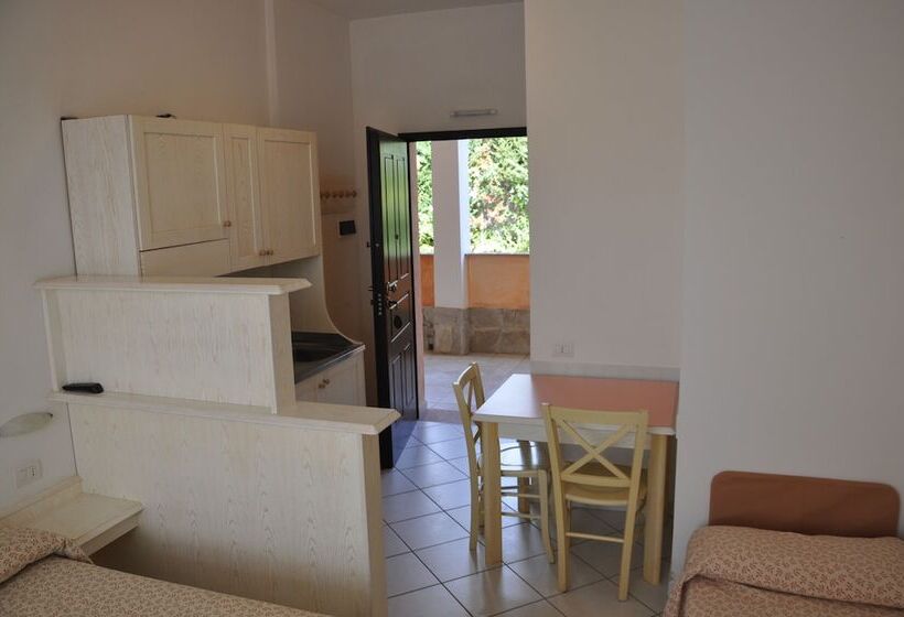 标准工作室, Palm Village