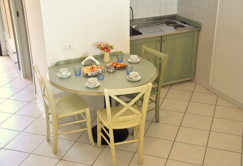 标准工作室, Palm Village