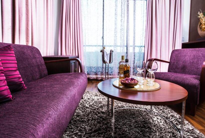 سوئیت با چشم‌انداز رودخانه, Salana Boutique