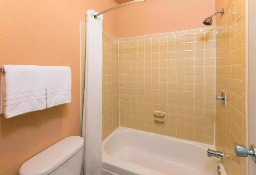 身障者適用キングサイズベッドルーム, Super 8 By Wyndham Strongsville/cleveland