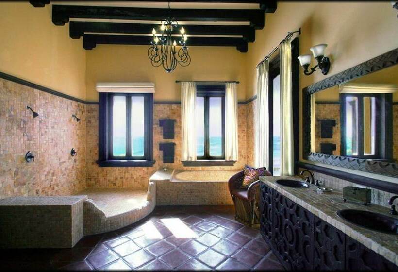 ペントハウスルーム, Hacienda Cerritos