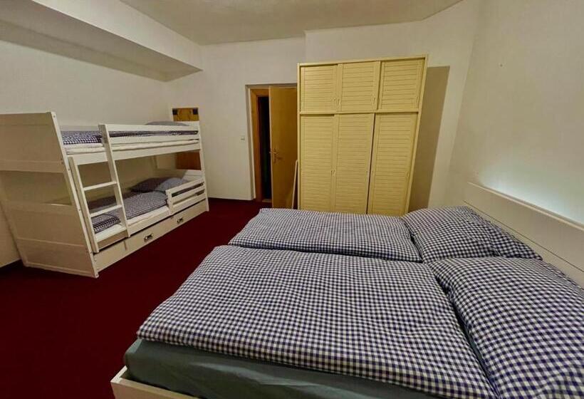 スタンダード4人部屋, Astoria Inn