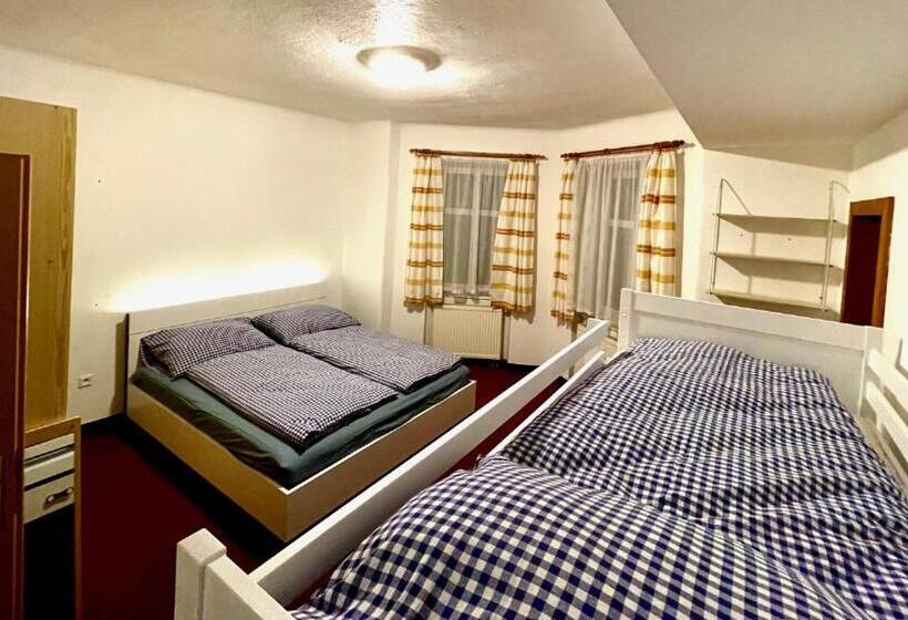 חדר סטנדרט לארבעה, Astoria Inn