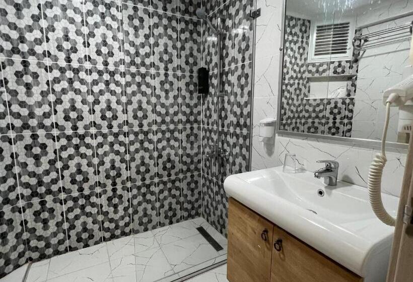 חדר סטנדרט לשלושה, Ibrahim Bey