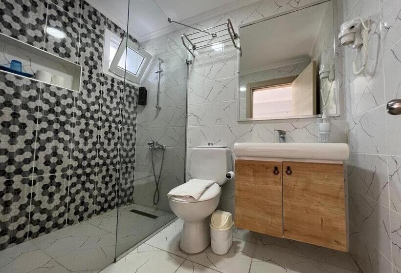 חדר סטנדרט לשלושה, Ibrahim Bey