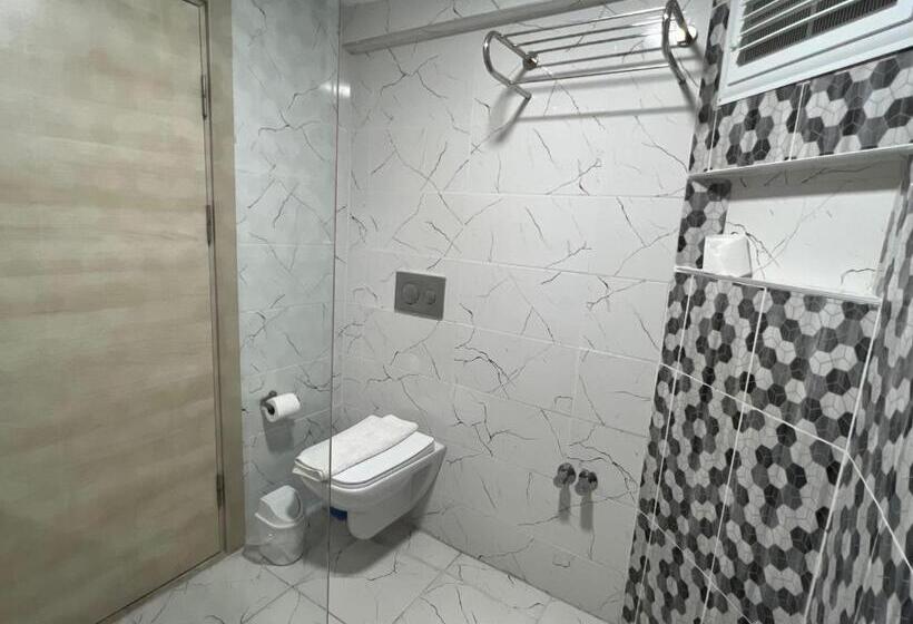 חדר סטנדרט לשלושה, Ibrahim Bey