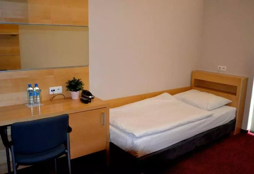 Standard Yhden Hengen Huone, Kolna