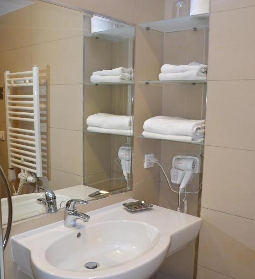 基本三人间, Kolna