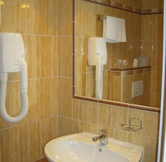 غرفة قياسية ثلاثية, Maria