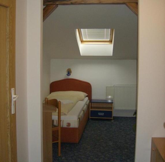 غرفة إقتصادية فردية, Maria