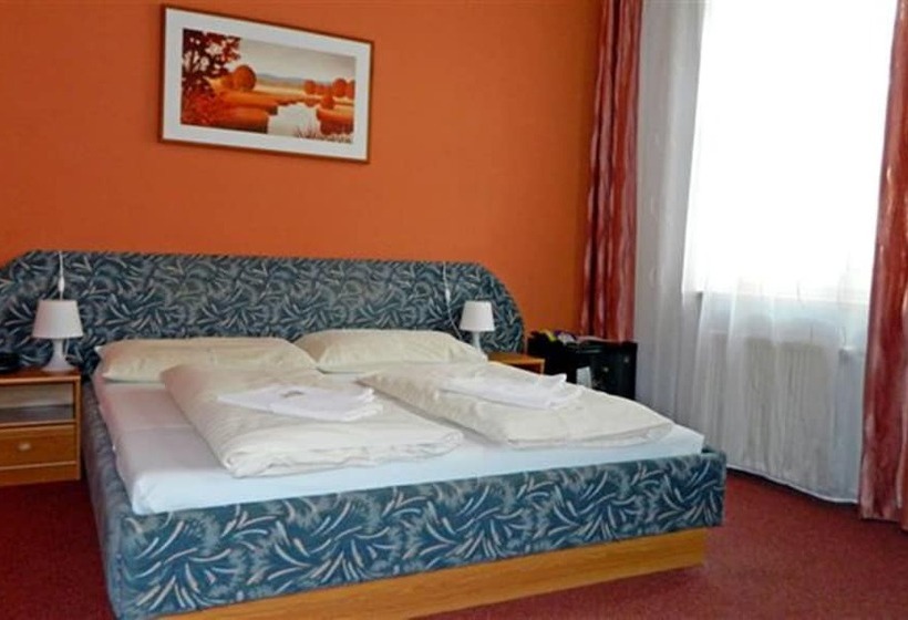 غرفة قياسية ثلاثية, Maria