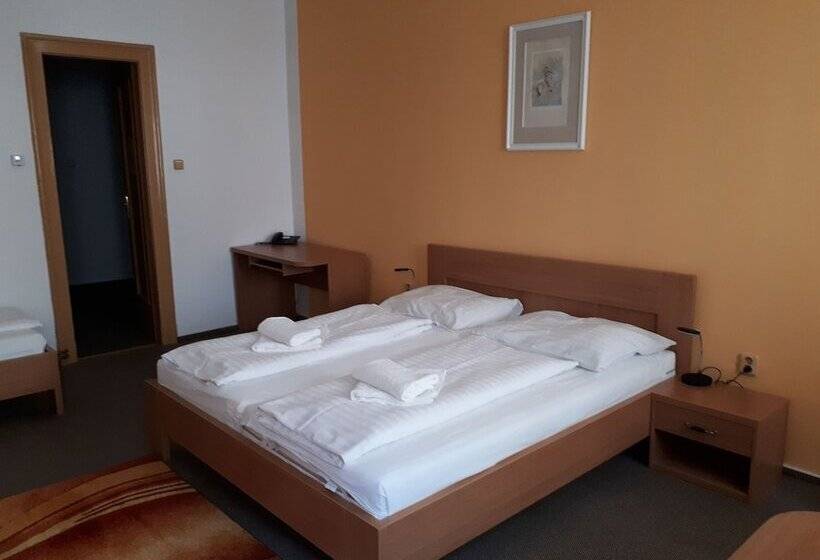 غرفة عائلية, Maria