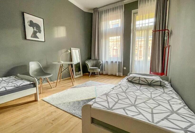 带共用浴室的标准房间, Moon Hostel Warszawa