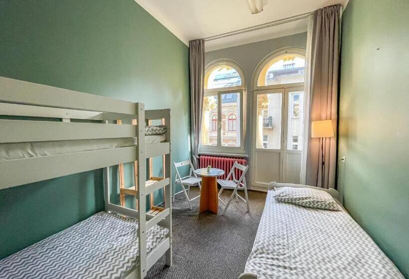 标准三人间共用浴室, Moon Hostel Warszawa