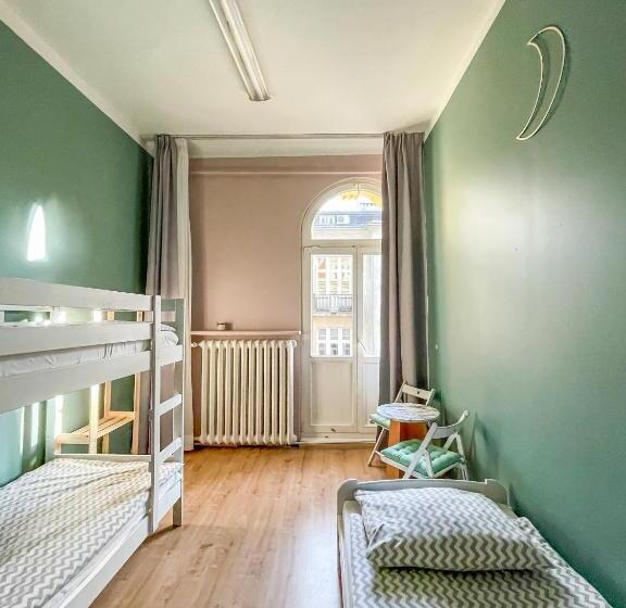 标准三人间共用浴室, Moon Hostel Warszawa