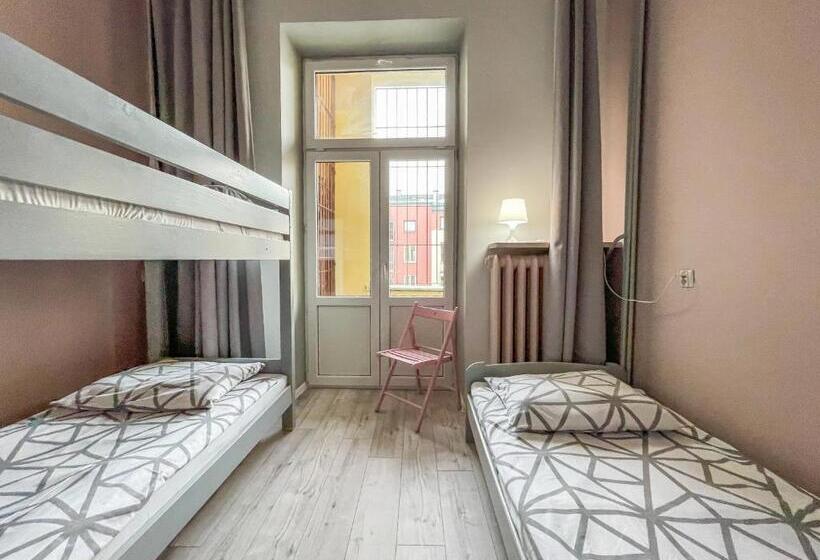 标准三人间共用浴室, Moon Hostel Warszawa