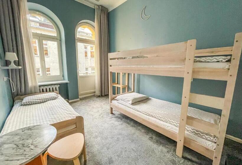 标准三人间共用浴室, Moon Hostel Warszawa