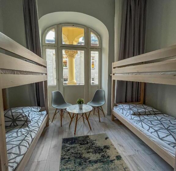 标准四人间共用浴室, Moon Hostel Warszawa