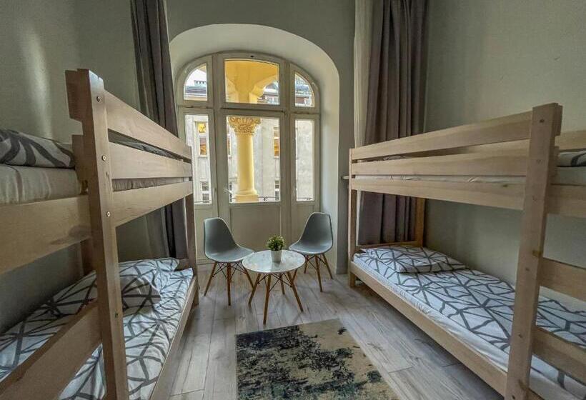 标准四人间共用浴室, Moon Hostel Warszawa