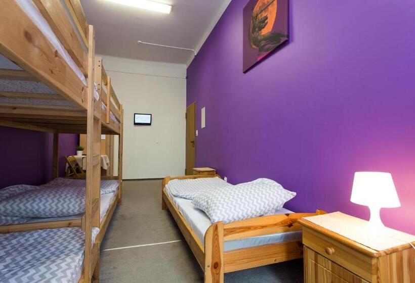 带共用卧室公用房间的床, Moon Hostel Warszawa