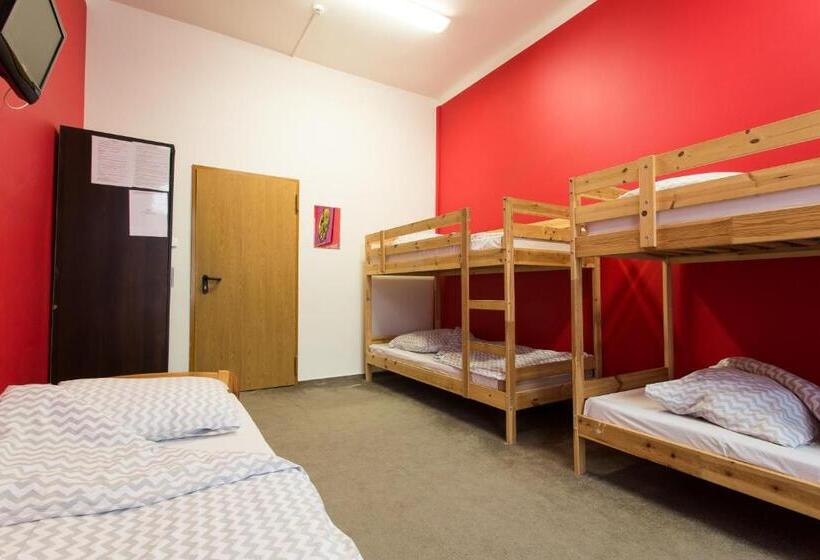 带共用卧室公用房间的床, Moon Hostel Warszawa