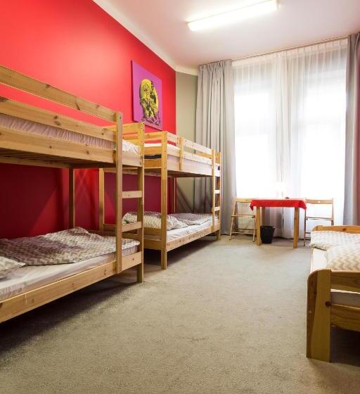 Кровать в Многоместном Номере с Общей Ванной, Moon Hostel Warszawa