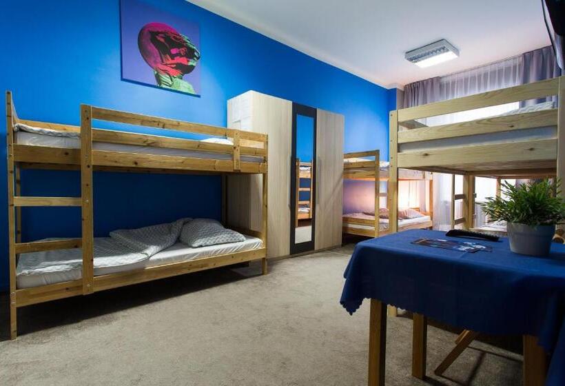 带共用卧室公用房间的床, Moon Hostel Warszawa