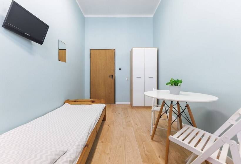 共用房间的床, Moon Hostel Warszawa